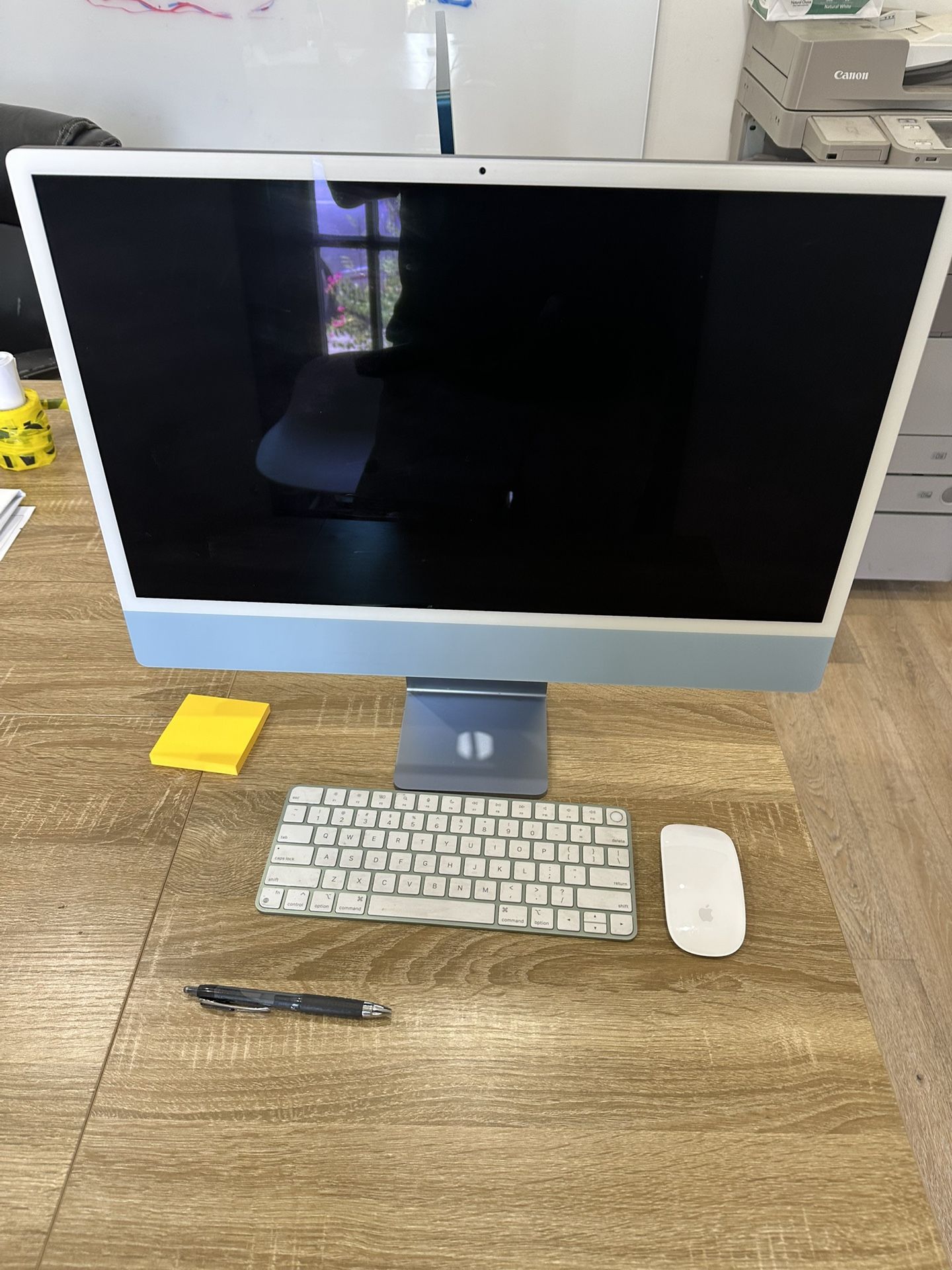 Apple iMac A2438 Computer With Apple Keyboard and Mouse