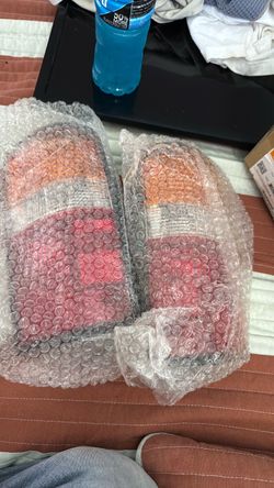 Toyota pick up tail lights 89-95 got both lights brand new