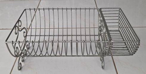 Vintage metal wire dish rack. 18"x 11"x 8". Good condition, no breaks. Local pickup only. $15