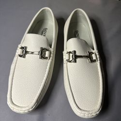 Giovanni White leather loafers with silver hardware. Size 10 #preppy #minimalist