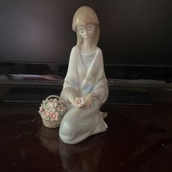 Lladro Girl With Flower Basket #7607