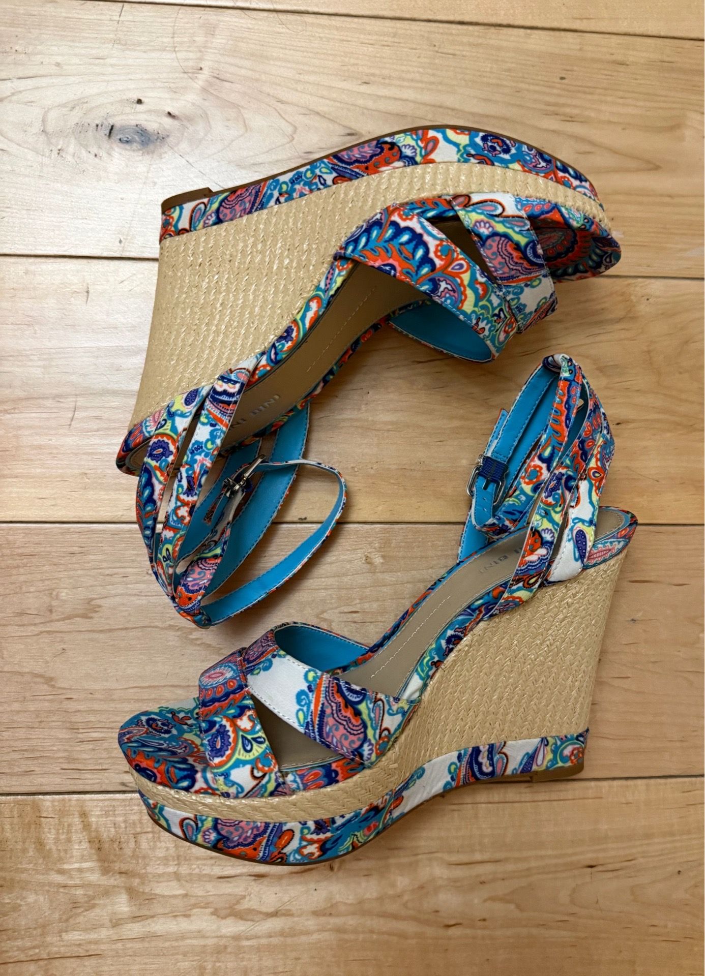 New Gianni Bini paisley platform wedge sandals 8.5