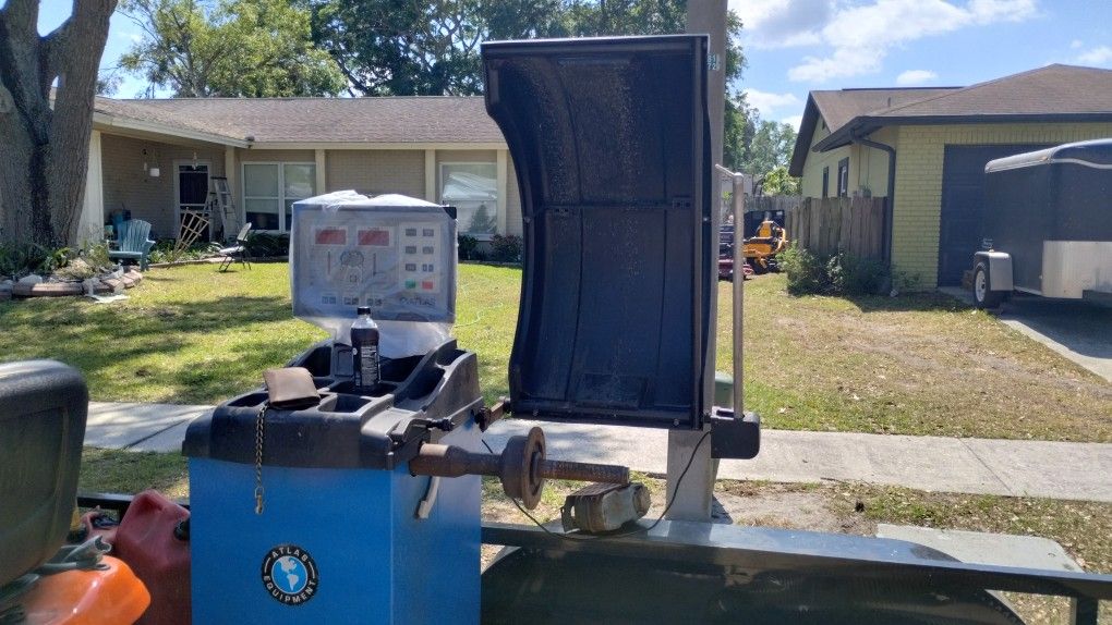 Atlas WB49-2 Self-Calibrating Computer Wheel Balancer