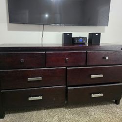 Dresser & 2 Night Stands 