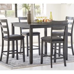 Counter Height Dining Table and 4 Bar Stools
