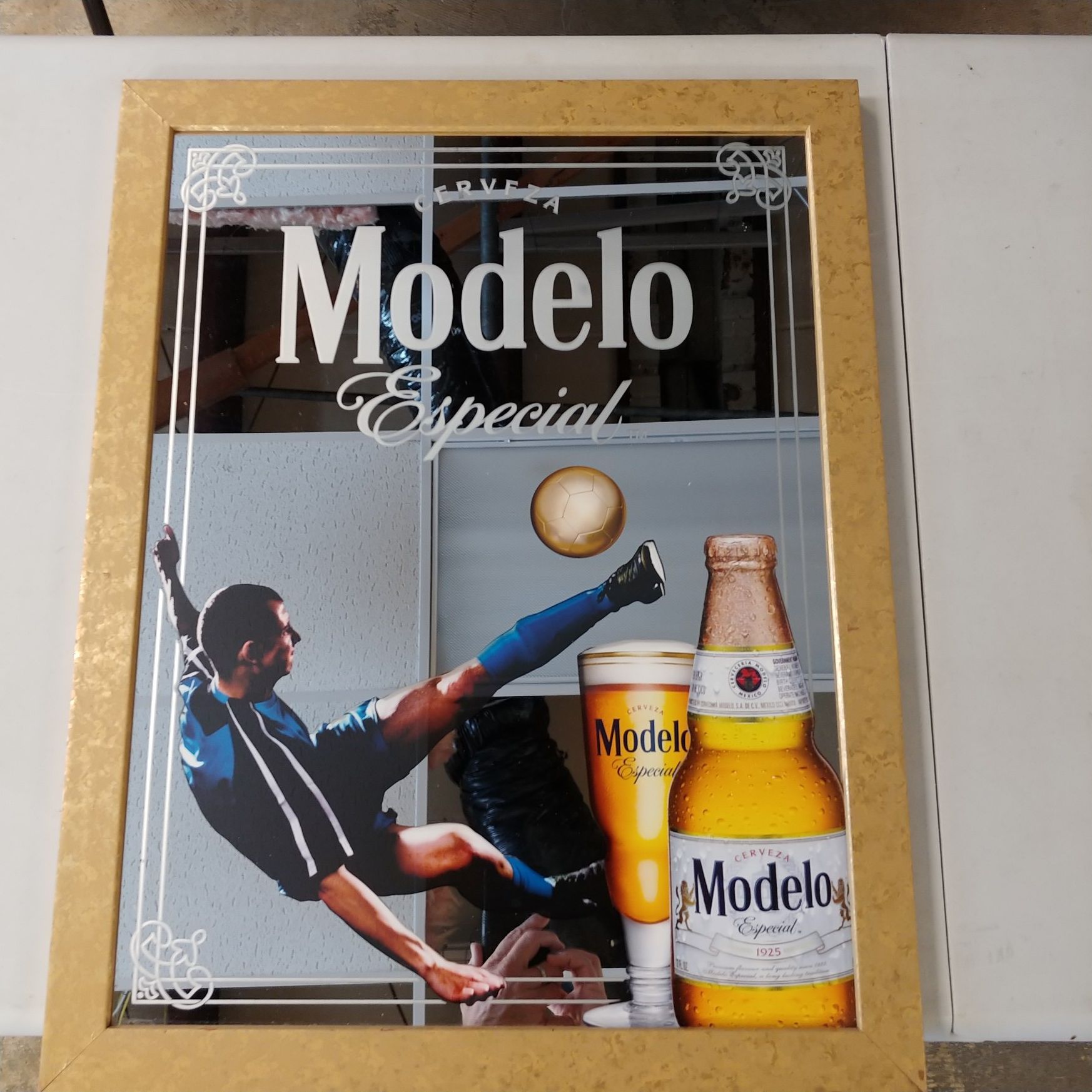 Modelo Especial Beer mirror with soccer player