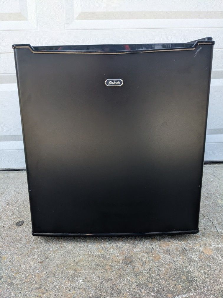 Sunbeam Mini Fridge _ 1.7 cu. ft. _ Small Portable Refrigerator/ Freezer _ Works Great _ Like New