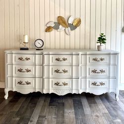 Beautiful Wooden Vintage French Provincial Thomasville Dresser, in an antique white, distress paint, original handles, lot space and organizer inside 