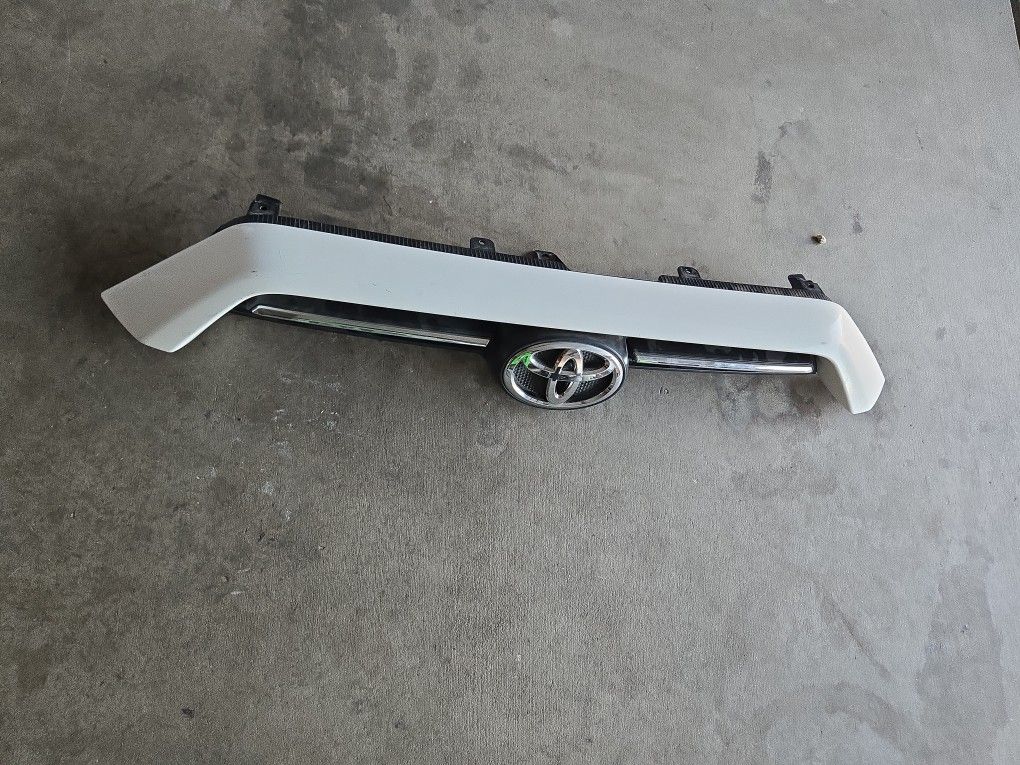 TOYOTA 4RUNNER OEM GRILLE