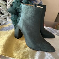 Women’s Boots Size 6