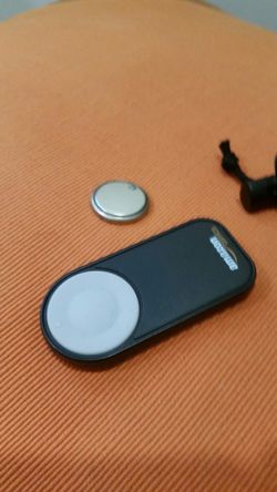 Wireless remote control for nikon/canon digital slr camera.