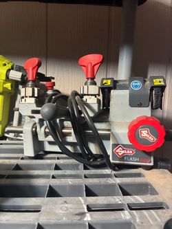 Silca Flash 008 (also distributed as the Kaba Ilco Flash 008), which is a compact, manual key duplicating machine