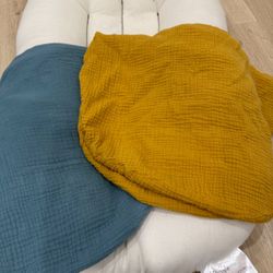 snuggle me lounger with 2 muslin cover.