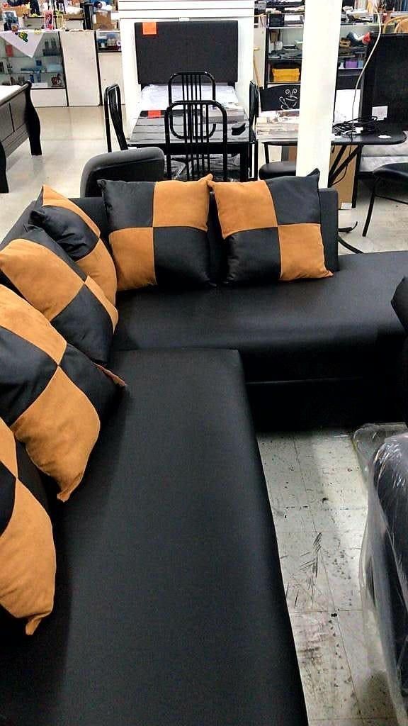 Sectional Black whit Pillows Brown and Black. New