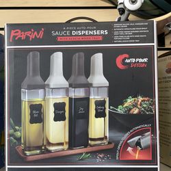 Paring sauce dispensers