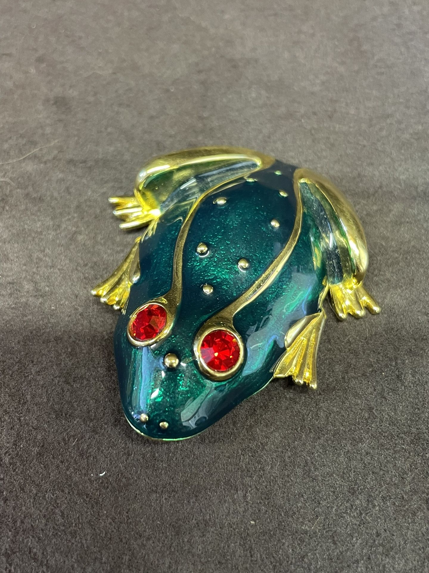 LARGE VINTAGE TRIFARI GREEN ENAMELED AND RHINESTONE FROG BROOCH