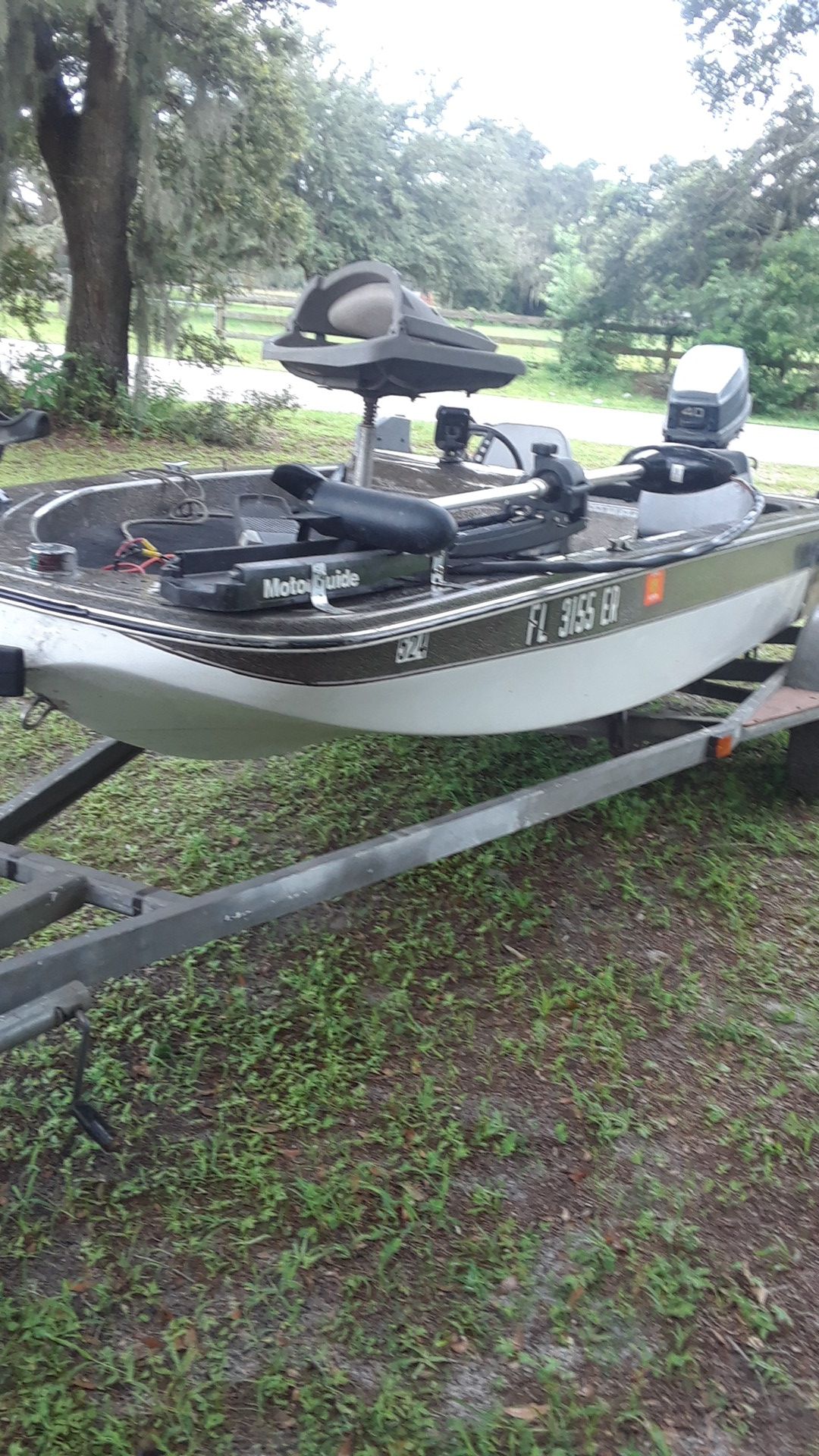 Glasstream bass boat 14 ft long 40 horse Evinrude