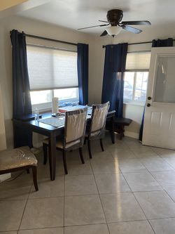 Dining room table in very good condition  