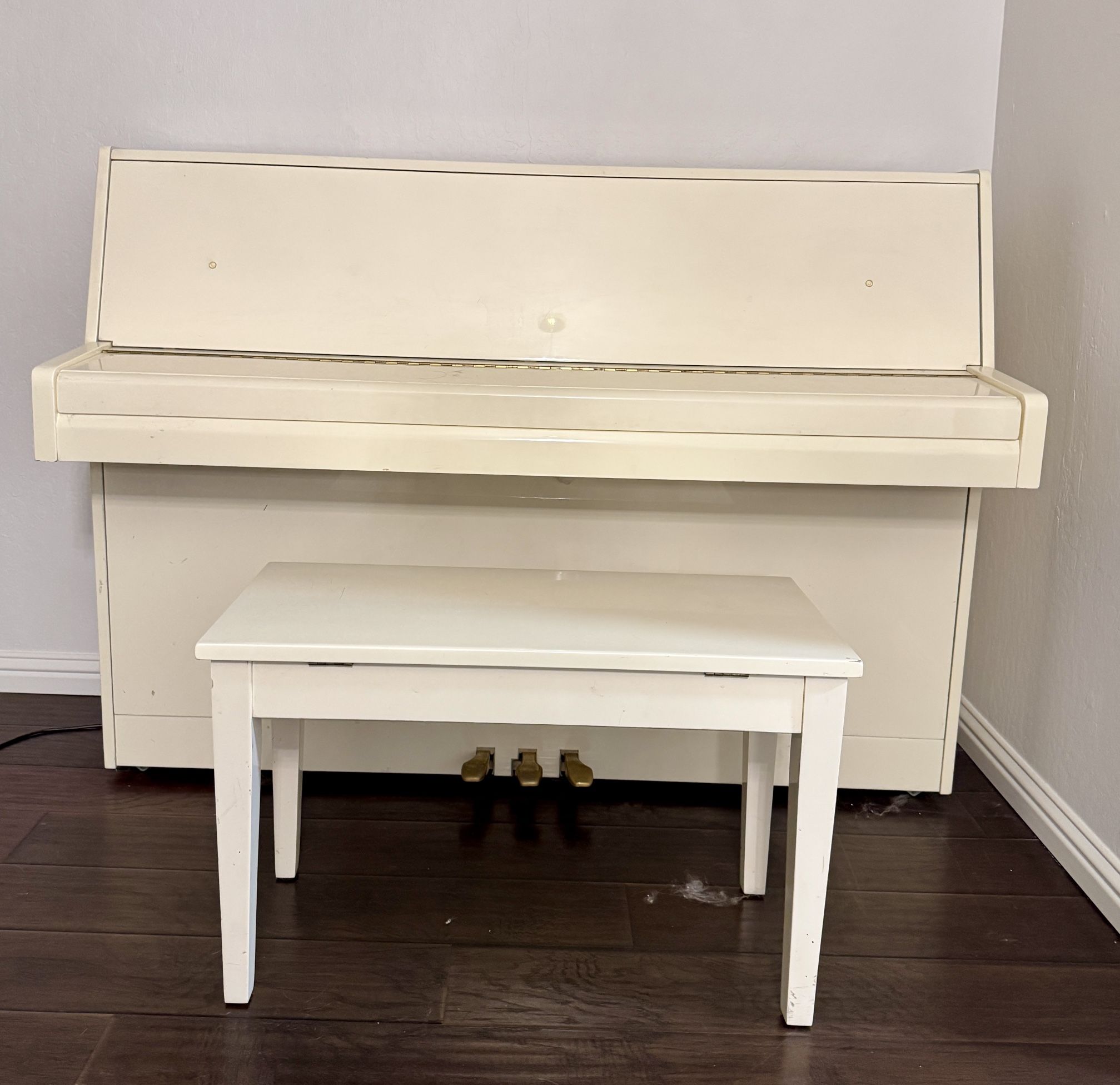 🎹 Elegant White Upright Piano 🎹