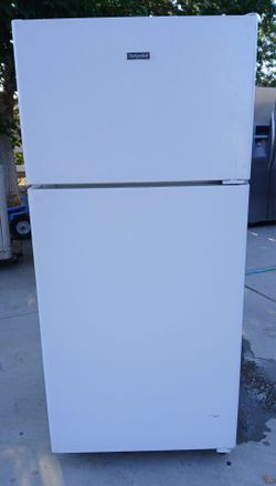 2 year old 15 cu ft white GEHotppint fridge w deliveey