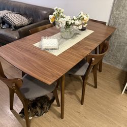 Dining Table With 4 Chairs - $500