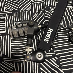 RØDE - PODMIC Dynamic Podcasting Microphone & PSA1+ Microphone Stand