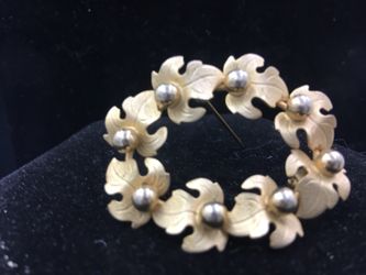 Vintage Gold toned maple leaf wreath brooch