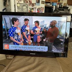 Samsung High Resolution 32”TV With Remote & Adjustable Wall Mount 