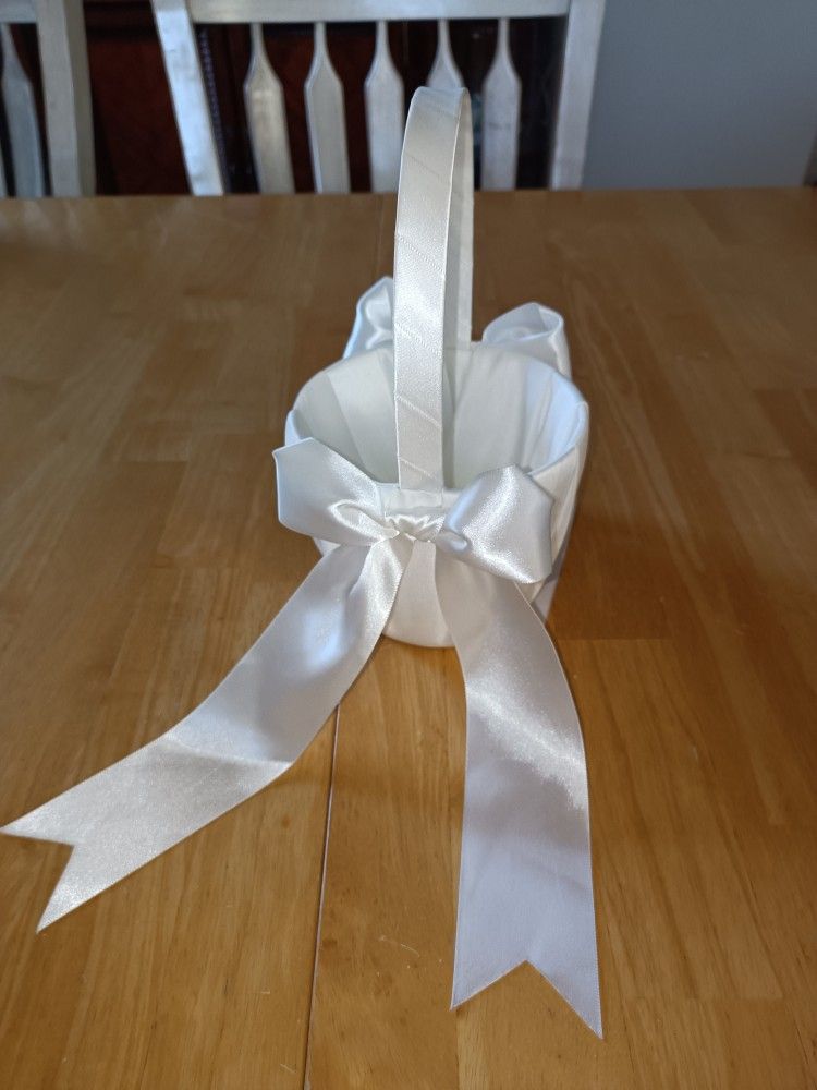 Flower girl accessories silk basket, faux flower petals & paper parasol

Condition for all items is used
$20 for any two items or bundle more to save
