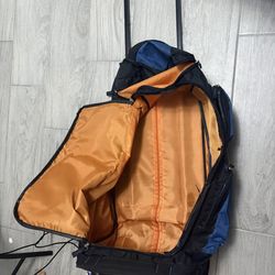 Navy blue golf trailer bag in very good conditions and is high quality