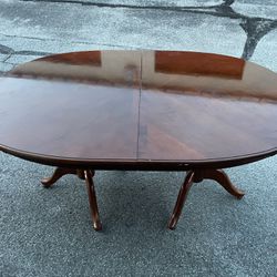 Beautiful Dark Wood Dining Table with Extendable Leaf In (Great Condition) 