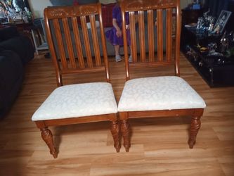 SET OF 2 FINE OAK DINING CHAIRS