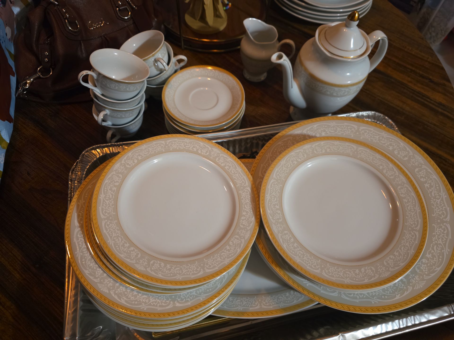 Loren Home Trends Dinnerware set for 8