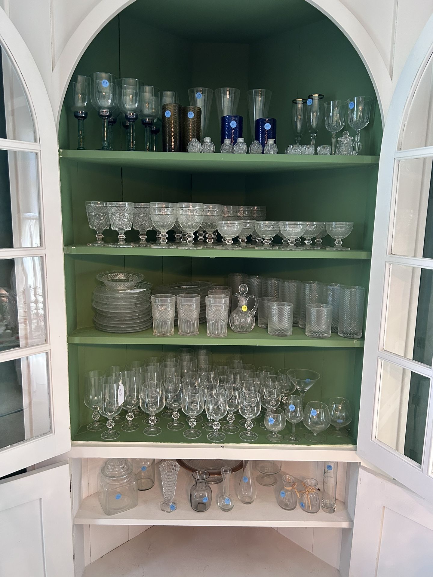 VINTAGE ESTATE SALE GLASSWARE LOT - EVERYTHING SHOWN IN THE PHOTO