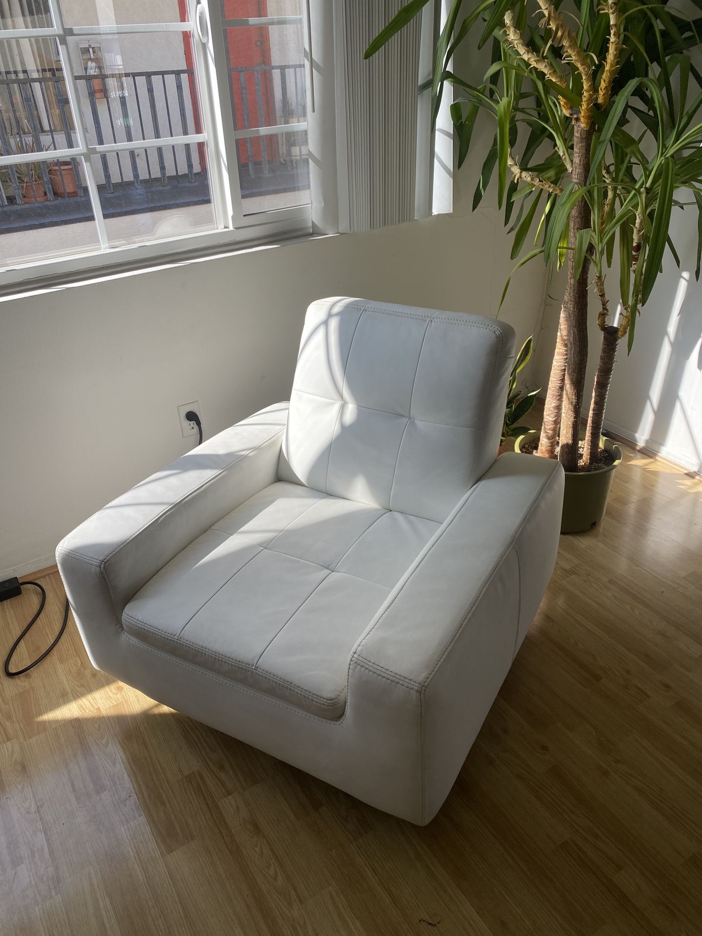 White Leather Swivel Lounge Chair – High-End German Brand (W. Schillig)