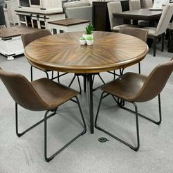 Centiar Brown Round Dining Room Set

5-PIECE (TABLE+ 4 SIDE CHAIRS)