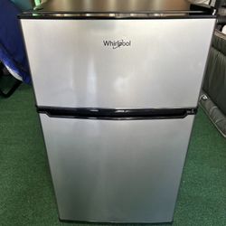 Whirl Pool Mini Fridge With Freezer