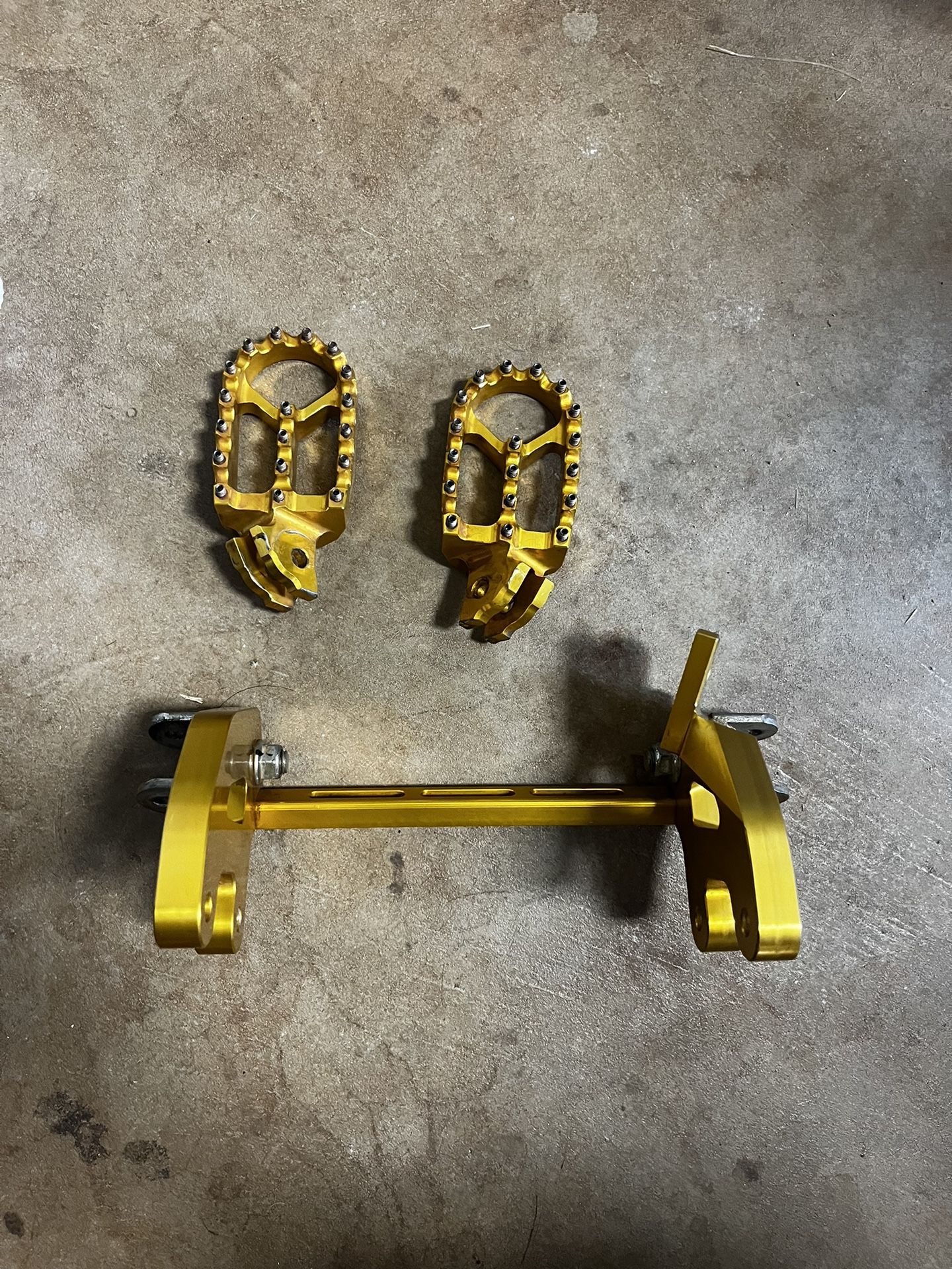 Gold Upgraded Peg Brace And Pegs 