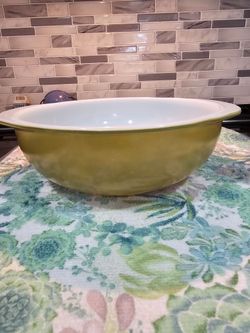 Vintage Pyrex verde-green bowl