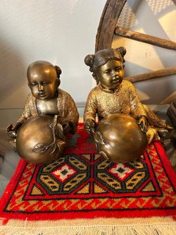 ADORNO ANTIGUO DE BRONCE DISEÑO PAREJA DE BEBE