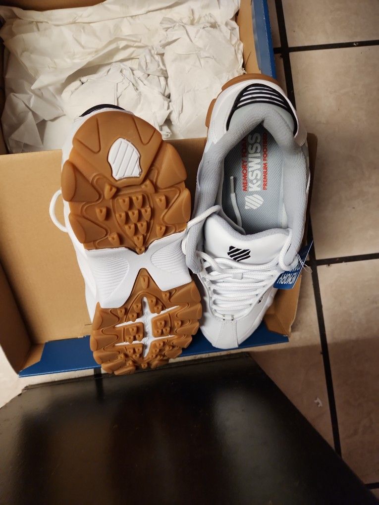 Mens Size 9 KSWISS shoes.