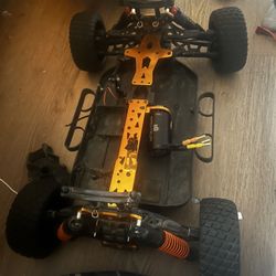 La pieza de mi carro de la parte de atrás está quebrada, lo estoy dando en $250