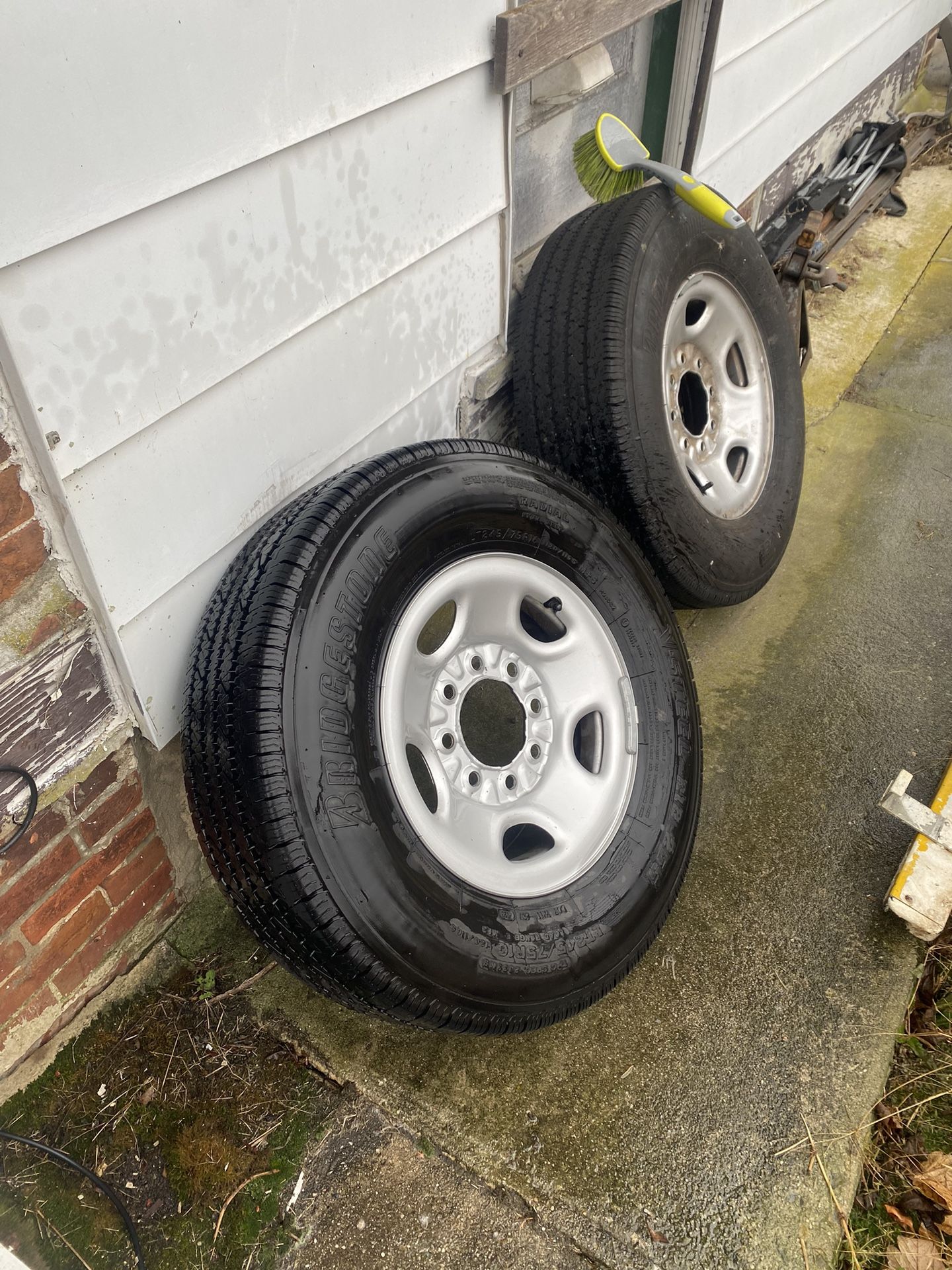 2 Chevy/gmc 8 Lug Wheels with new tires