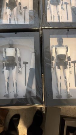 Action figure Tesla bot
