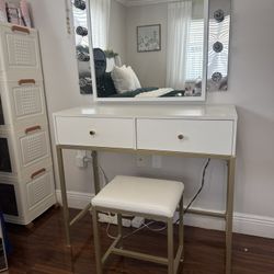 Vanity Table With Mirror And Lights 