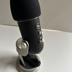 Blue Yeti USB Microphone W/Stand