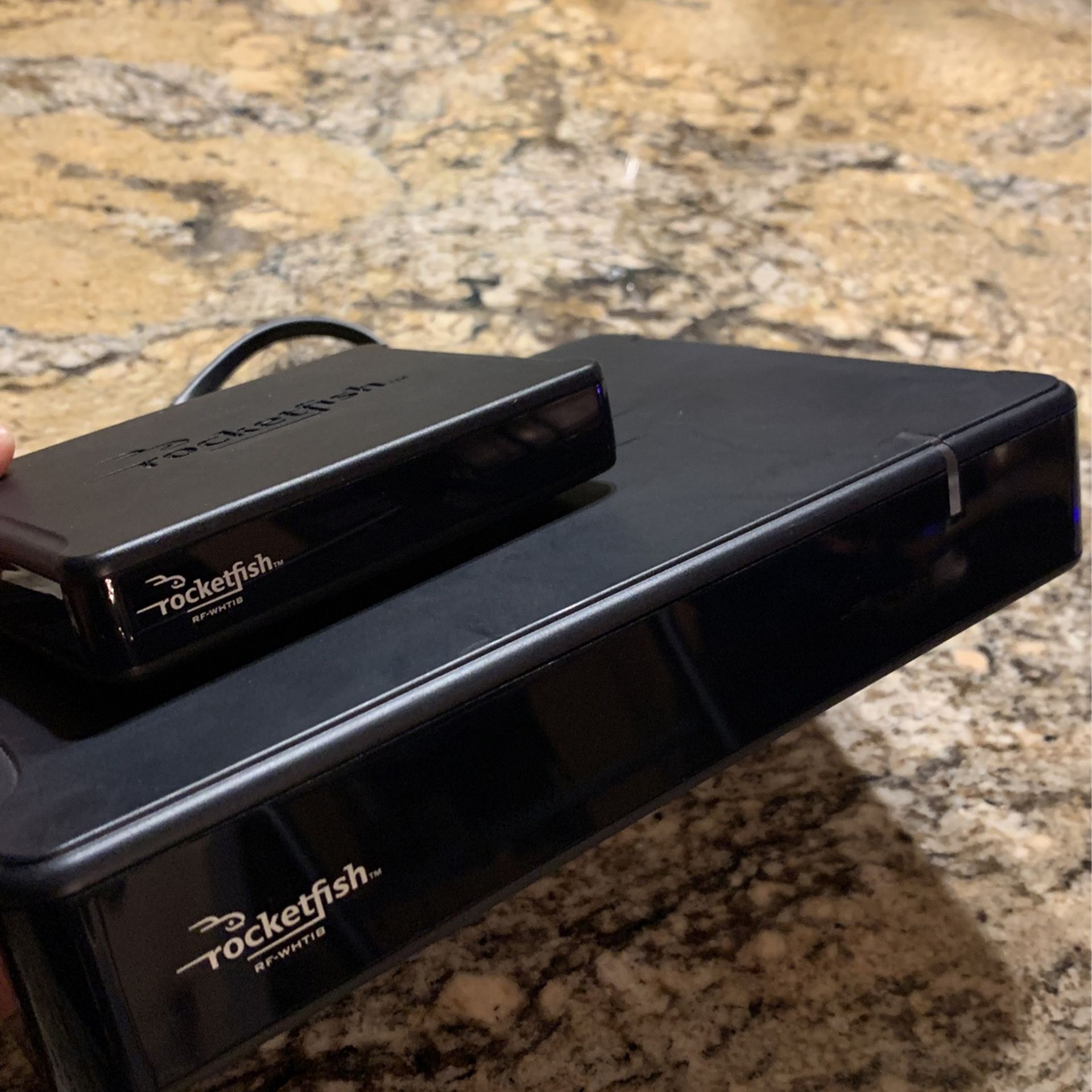 ROCKETFISH UNIVERSAL WIRELESS REAR SPEAKER KIT MODEL RF-WHTIB SENDER & RECEIVER