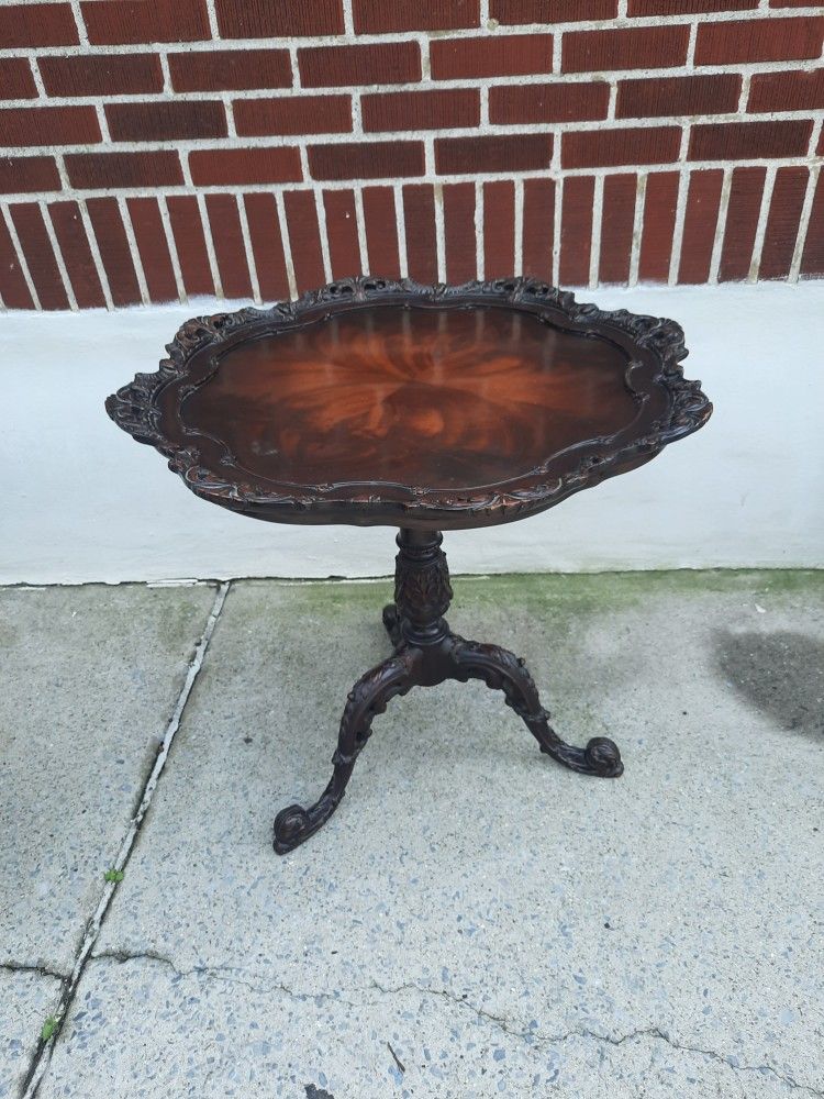 Antique Round Table M