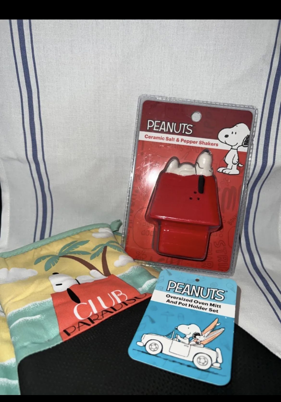 PEANUTS Ceramic S&P Shakers Featuring Snoopy + peanuts snoopy oversized oven mitt & pot holder 