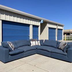 DELIVERY AVAILABLE 🚚🚛🚚 Beautiful 5 Piece Blue Modular Cloud Sectional